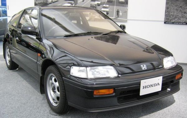 Honda CR-X, произвеждана между 1983 и 1991 г., първо е насочена към вътрешния японски пазар, но постигна успех в САЩ. В Америка продава почти 400 000 бройки преди да бъде заменен от Honda CRX- Del Sol.

Моделът е заимствал много от дизайна  на Honda Civic, за да намали разходите, но е напълно различна кола. Това е спортен компактен автомобил с предно задвижване, известен със своята производителност, управление и икономия на гориво. За да направи колата възможно най-лека, тя включва много пластмаса в каросерията. А това означава пъргавина и икономичност. И това го направи любимец на широка аудитория.
Премина през две поколения, като Honda непрекъснато подобрява производителността и променя дизайна. По-специално моделът Si предлага по-мощен двигател и спортно настроено окачване. Той разполага с 1,6-литров двигател с мощност 135 конски сили.

CR-X достига своя връх през 1986 г. с 66 629 продажби на американския пазар. До 1991 г. продажбите падат до 26 975. Това не може да оправдае спирането на автомобила, но Honda решава да го замени с Honda CRX Del Sol.

